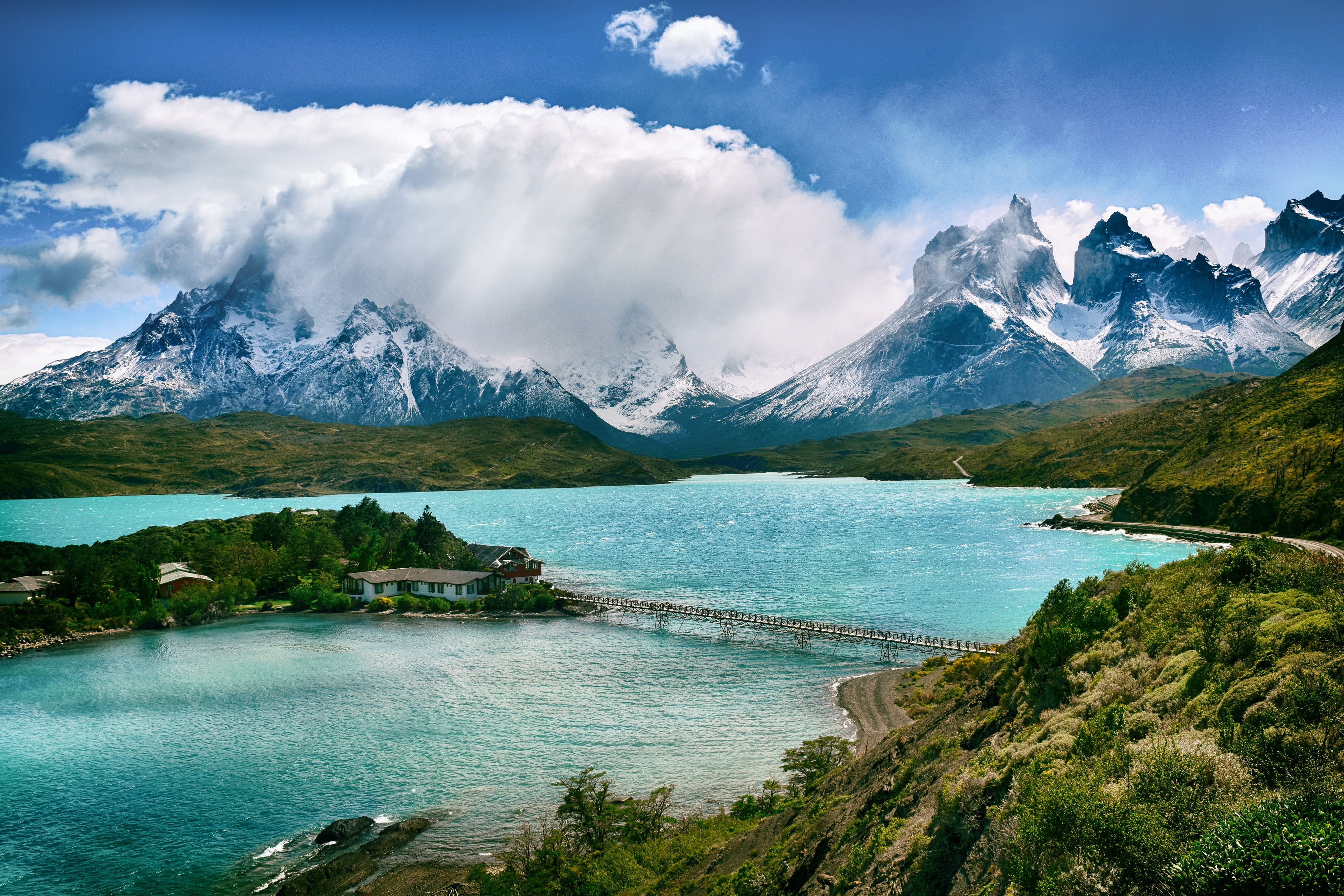 Lago y montañas nevadas